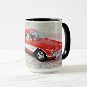 Retro 1957 Corvette auf Straßenkarte Tasse