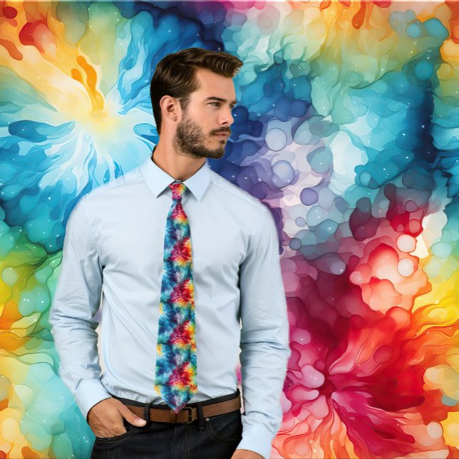 Retro 1960er Krawatte-Dye Muster Neck Tie Krawatte (Man wears a rainbow tie dye necktie.  Background matches tie.)