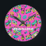 Retro 1980er Neon Pink Aquamarines Muster Pop Kuns Runde Wanduhr<br><div class="desc">Die Uhr ist im Retro-Stil der 80er und 90er Jahre mit Vintagen und bunten Gegenständen wie Kassettengerät,  Rubikwürfel,  Süßigkeiten,  Schrotthähne,  usw. in warmen Rosa,  Türkis und Gelb einstellbar.</div>