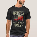 Retro 30th Birthday USA Flag Making America Great T-Shirt<br><div class="desc">Vintag, dass Amerika seit 1992 großartig gemacht hat, hat das amerikanische Flag-Design für ein Retro-Patriotisch gestört. Großartige Geschenke für deinen Vater, Mama, Männer, Frauen, Oma, Opa, Papa, Mama, Papa, Mama, Mami, Eltern, passende Familiengruppe, die 1992 im heutigen Party geboren wurde. Vintag machen Amerika großartig seit 1992 Bday Party USA Fahne...</div>