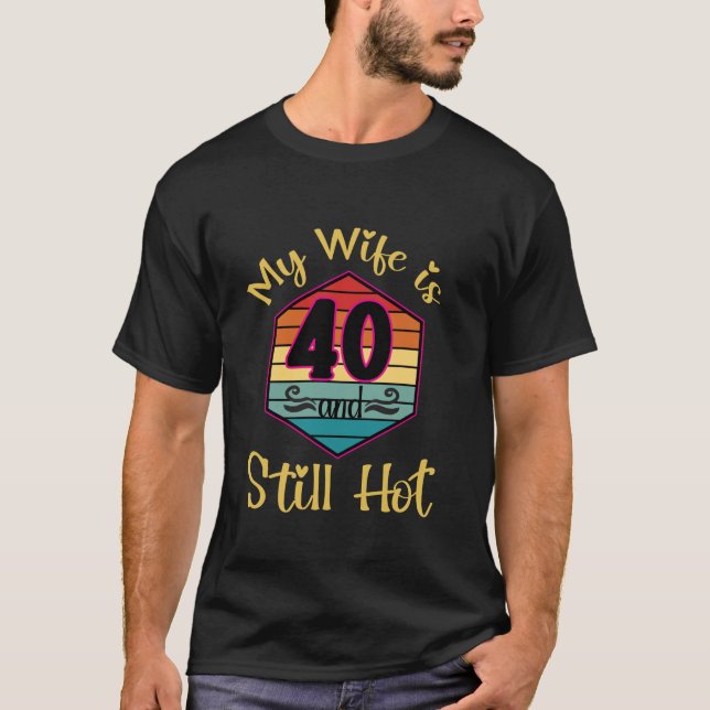 Retro 40. Geburtstag Meine Ehefrau ist 40 Still Ho T-Shirt (Vorderseite)
