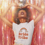 Retro 70er Bride Tribe Bridesmaid Name Bachelorett T-Shirt<br><div class="desc">Viel Spaß beim Junggeselinnen-Abschied mit diesem coolen T - Shirt,  mit Retro Regenbogen,  Daisy,  Schriftart und individuellem Text Ihrer Wahl. Fügen Sie einfach Ihre eigenen Daten hinzu,  indem Sie auf die Option "Personalisieren" klicken.</div>