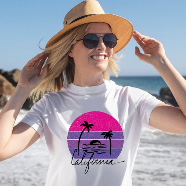 Retro 70er California Beach Vibe Rosa lila Sonnenu T-Shirt (Von Creator hochgeladen)