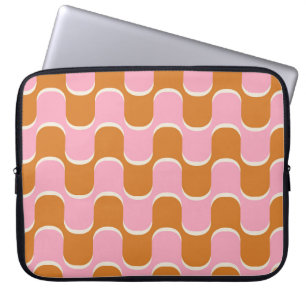 Retro 70er: Gold-Pink Wavy Muster. Laptopschutzhülle
