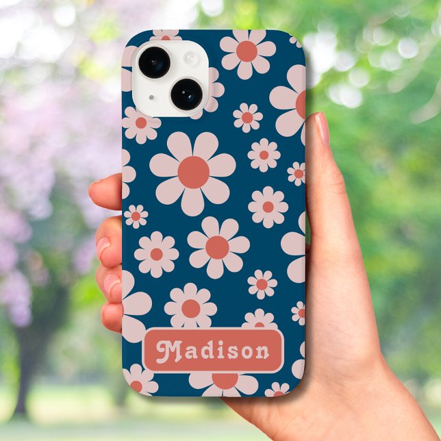 Retro 70er Groovy Daisy Pattern Name Case-Mate iPhone Hülle (Retro 70s vintage daisy pattern blue and orange with groovy typography custom name iPhone case)