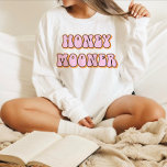 Retro 70er Jahre Gefällt-Flitterwochen-Braut T-Shirt<br><div class="desc">Flitterwochen verbringen ihr Shirt mit einem Retro-Schriftart der 70er Jahre mit Retro-Rosa-Orangenfarben. Dieses Shirt ist das perfekte Geschenk für eine Braut-zu-sein-,  Brautparty- oder Bachelorette Wochenendfeier,  damit sie es auf ihren Flitterwochen tragen kann. Farben sind bearbeitbar! Klicken Sie auf 'Design bearbeiten',  um Ihre eigenen Farben zu erstellen. ©Marisu Valencia</div>