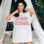Retro 70er Jahre Gefällt-Flitterwochen-Braut T-Shirt<br><div class="desc">Flitterwochen verbringen ihr Shirt mit einem Retro-Schriftart der 70er Jahre mit Retro-Rosa-Orangenfarben. Dieses Shirt ist das perfekte Geschenk für eine Braut-zu-sein-,  Brautparty- oder Bachelorette Wochenendfeier,  damit sie es auf ihren Flitterwochen tragen kann. Farben sind bearbeitbar! Klicken Sie auf 'Design bearbeiten',  um Ihre eigenen Farben zu erstellen. ©Marisu Valencia</div>