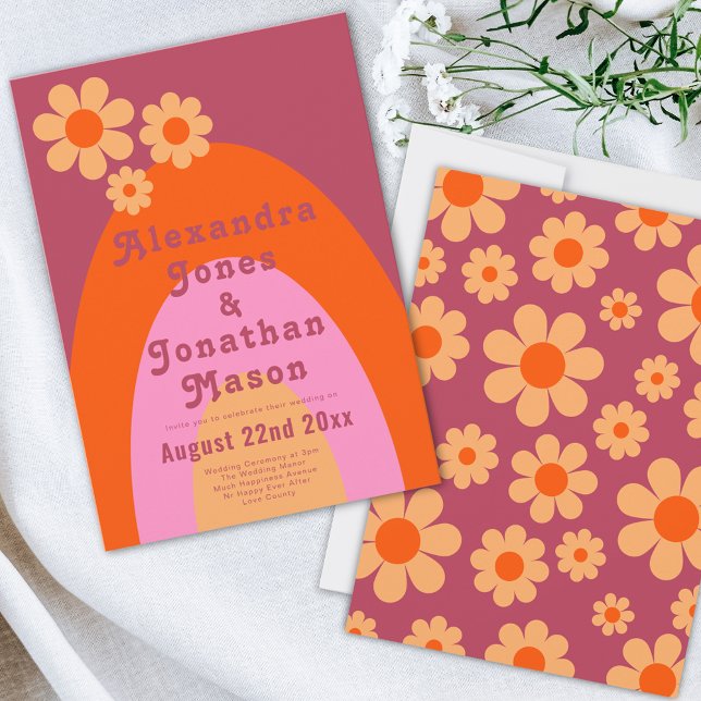 Retro 70er Moderne Hochzeit Einladung (Retro daisy arch orange peach pink wedding invitation with groovy typography )