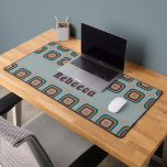 Retro 70er Quadrat Geometrisches Muster Personalis Schreibtischunterlage<br><div class="desc">Treten Sie ein in die Welt der Retro-Vibes mit unserem Retro 70er Square geometric Muster Personalisiert Desk Mat. Mit einem quadratischen Design, das von den ikonischen Mustern des 70ers inspiriert ist, fügt diese Schreibtischmatte Ihrem Arbeitsbereich eine Touch Nostalgie hinzu. Personalisieren Sie es mit Ihrem Namen oder Initialen für eine wirklich...</div>