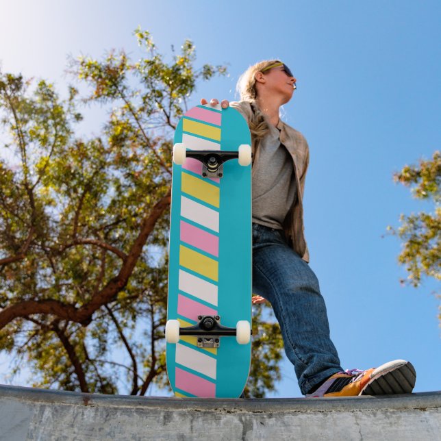 Retro 80er Streifen Skateboard (Außen 1)
