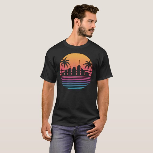 Retro 80s Synthwave Sunset City Skyline Palm Trees T-Shirt (Vorne ganz)