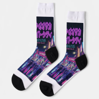 Retro 90s City Pop Night: Neon Tokyo & Osaka Rain Socken