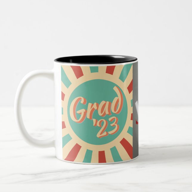 Retro Abschluss Class 2023 Individuelle Name-Glück Zweifarbige Tasse (Links)