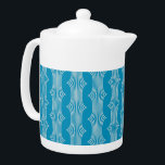 Retro Abstrakte Weiße Linien auf blauem Muster<br><div class="desc">Einzigartig und interessant sind die Wörter, die sich beim Betrachten dieser abstrakten, geometrisch-weißen Linienführung im Retro-Stil auf einem wunderschönen blauen Hintergrund einfallen lassen, das so modern und auch super niedlich ist. Dieses minimalistisch geometrisch weiße und blaue Muster übersetzt sich perfekt in Mode und Wohngestaltung. Das perfekte Geschenk für jeden verrückten...</div>