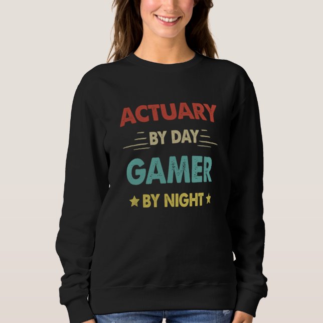 Retro Actuary By Day Gamer By Night Sweatshirt (Vorderseite)