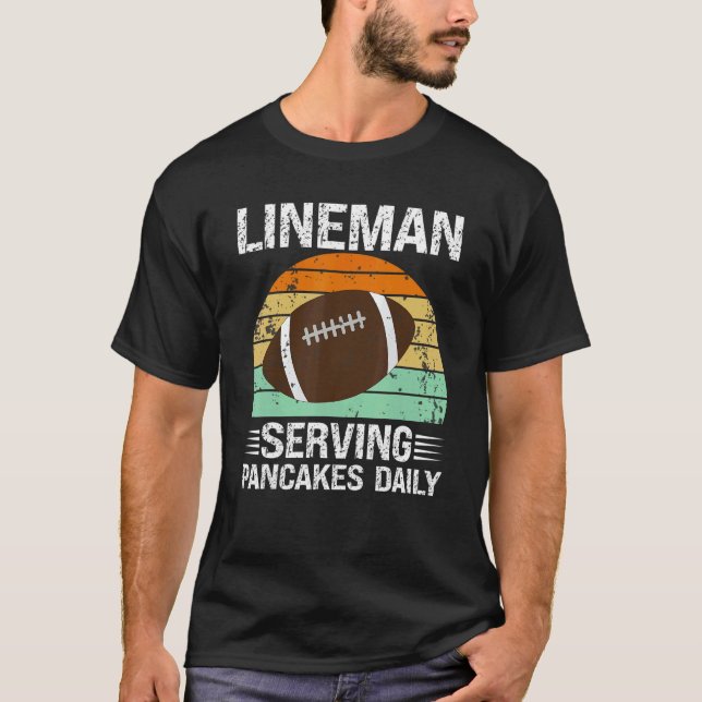 Retro American Football Lineman Serving Pancakes D T-Shirt (Vorderseite)
