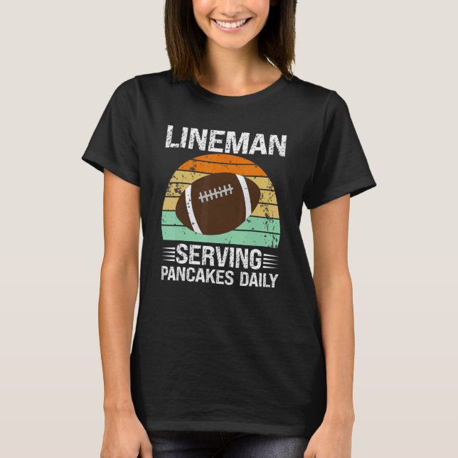 Retro American Football Lineman Serving Pancakes D T-Shirt (Vorderseite)