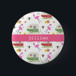 Retro Anhänger-u. Flamingo-Muster Button<br><div class="desc">Eigenschaften dieses Produktes ein Muster,  das Illustrationen der retro Vintagen inspirierten Camperanhänger,  der rosa Flamingos,  der Bienen und der Blumen enthält.</div>