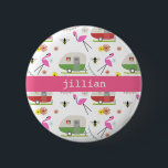 Retro Anhänger-u. Flamingo-Muster Button<br><div class="desc">Eigenschaften dieses Produktes ein Muster, das Illustrationen der retro Vintagen inspirierten Camperanhänger, der rosa Flamingos, der Bienen und der Blumen enthält.</div>