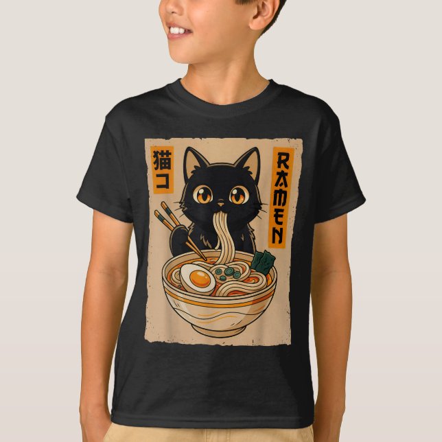 Retro Anime Kawaii Black Cat Eating Ramen Noodles  T-Shirt (Vorderseite)