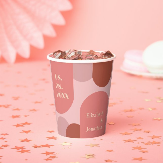 Retro Arches Coral Pink Wedding Pappbecher (Insitu)