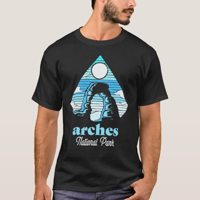 Retro Arches National Park Artistic Graphics T-Shirt (Vorderseite)