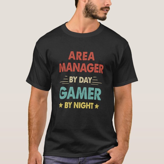 Retro Area Manager By Day Gamer By Night T-Shirt (Vorderseite)