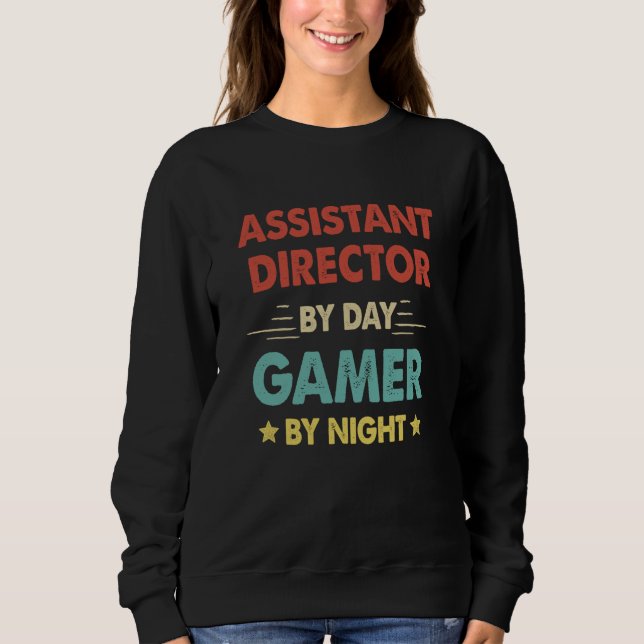 Retro Assistant Director By Day Gamer By Night Sweatshirt (Vorderseite)