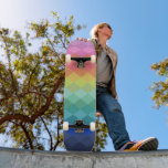 Retro Ästhetische, dynamische Regenbogenformen Mus Skateboard<br><div class="desc">Auf diesem Skateboarddeck mit dem Rautengradienten mit Farbe und Zuversicht reiten. Das Farbenspiel aus Weich-Rosa und Pfirsich,  lebendigen Grüntönen,  Blues und Purples verleiht dem Diamantenmuster eine fett geometrische Drehung. Ideal für Skater,  die ausdrucksvolles,  künstlerisches oder stolz inspiriert Material im Skatepark oder im Ausstellungsraum Liebe haben.</div>