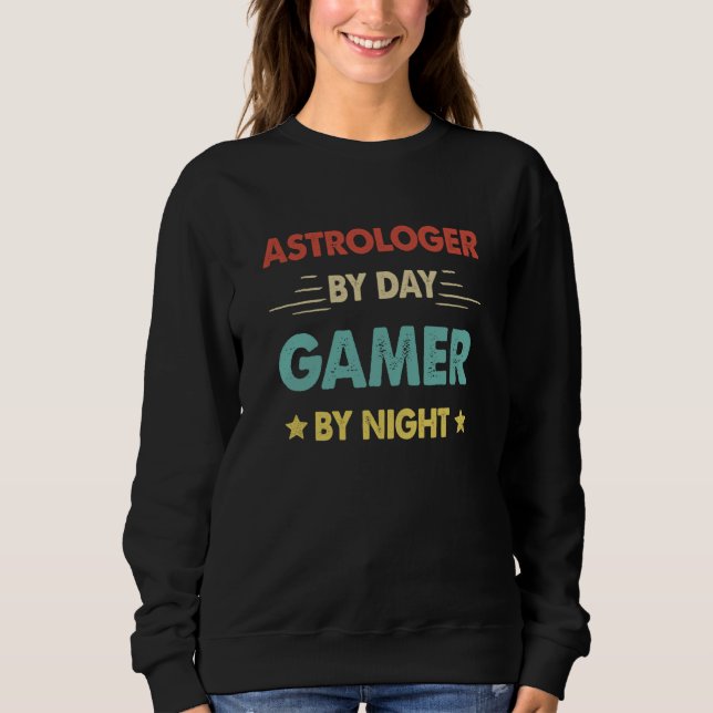 Retro Astrologer By Day Gamer By Night Sweatshirt (Vorderseite)