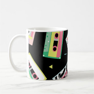 Retro-Audiobänder, 80er-Stil-Muster. Kaffeetasse