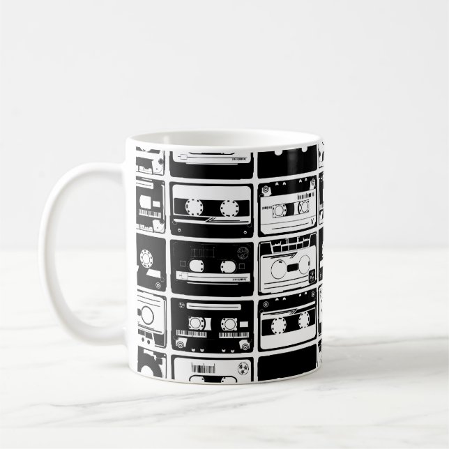 Retro-Audiobänder, altmodisches Muster. Kaffeetasse (Links)