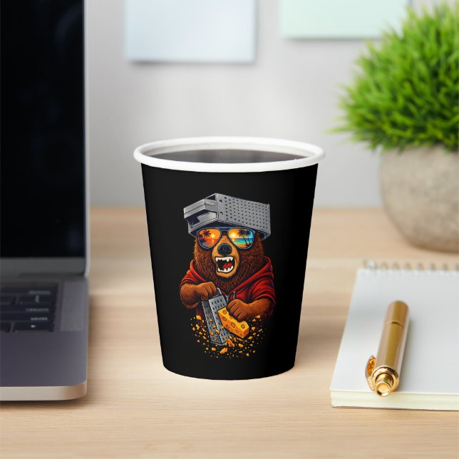 Retro-Bär mit Käsehobel-Hut und Sonnenbrille Pappbecher (InSitu)