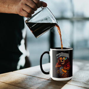 Retro-Bär mit Käsehobel-Hut und Sonnenbrille Tasse