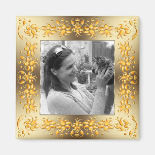 Retro barocker goldener mit Blumenrahmen. Text Magnet