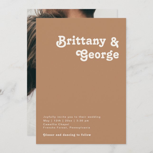 Retro Beach | Brown Lässig Foto Monogram Einladung (Vorne/Hinten)