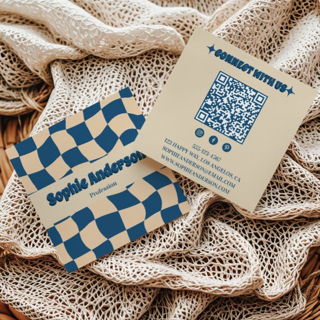 Retro Beige & Blue Wavy Checkerboard with QR Code  Quadratische Visitenkarte (Von Creator hochgeladen)