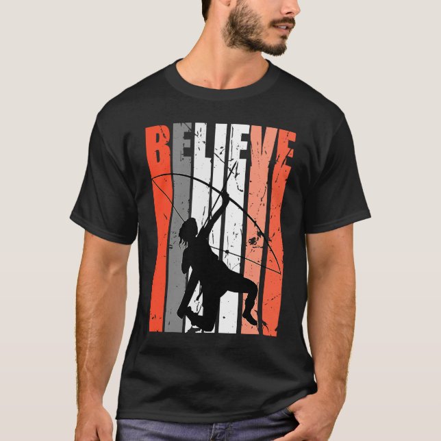 Retro Believe Archery Archer Bow Arrow Orange Whit T-Shirt (Vorderseite)