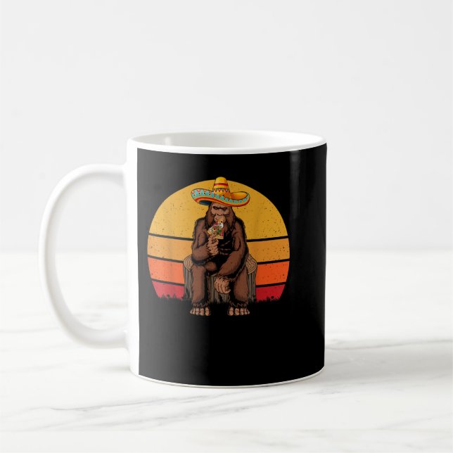 Retro Bigfoot Holding Pizza Mexican Sasquatch Cinc Kaffeetasse (Links)