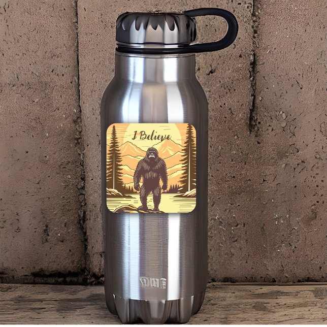 Retro Bigfoot Vintag Sasquatch Mountains Quadratischer Aufkleber (Von Creator hochgeladen)