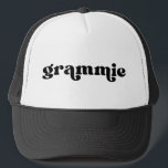 Retro Black and White Oma American Grammie Truckerkappe<br><div class="desc">"Grammie" im Retro-Stil Schriftart,  Farbe ist bearbeitbar; fügen Sie Ihren eigenen Namen,  wenn gewünscht,  und wählen Sie Hassstil. Kontaktieren Sie mich für weitere Spitznamen.</div>