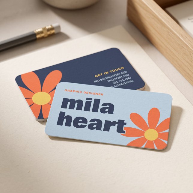 Retro Blau Orange Blumenmuster Visitenkarte (Simulated business cards on table)