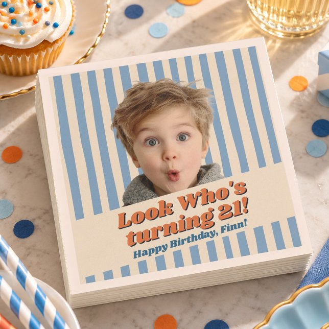 Retro Blaues Foto Geburtstagsmeilenstein Serviette (Paper napkin with blue stripes, custom photo cutout, retro typography, and birthday text.)