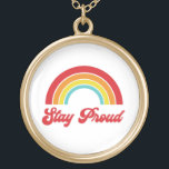 Retro bleibe Sie stolzen Regenbogen-Gay Pride Vergoldete Kette<br><div class="desc">Vintager inspirierter Gay Prideregenbogenentwurf mit Wörtern "bleibe" in einen roten Skript-Schriftart der retro Art stolz.</div>