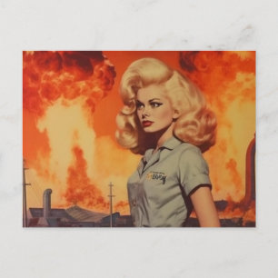 Retro-Blondine in einer postapokalyptischen Welt Postkarte