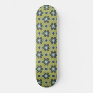 Retro Blue & Black Daisis auf grünem Blumenmuster Skateboard