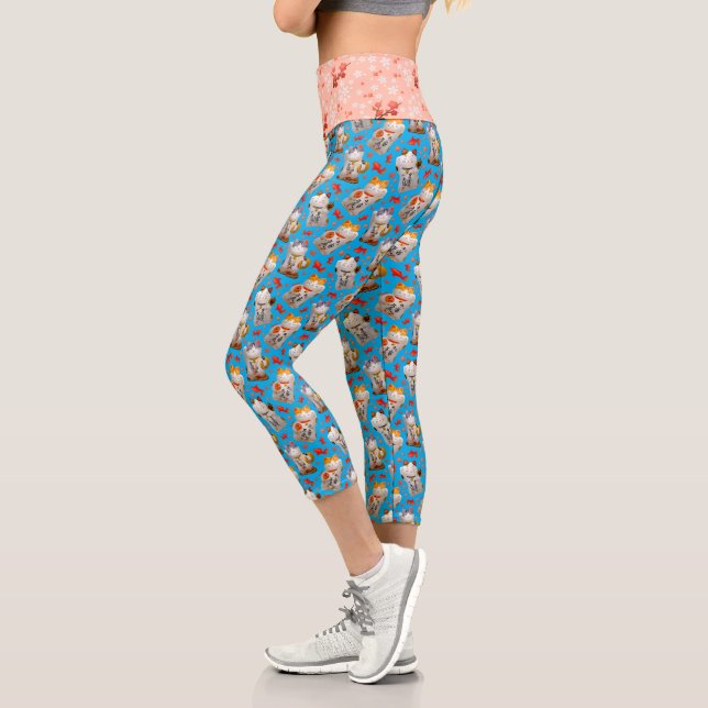 Retro Blue Pink Japanischer Fisch Lucky Cat und Ko Capri Leggings (Links)