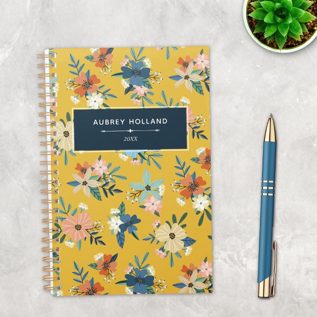 Retro-Blume Blush Yellow Blue Floral Muster Planer (Von Creator hochgeladen)