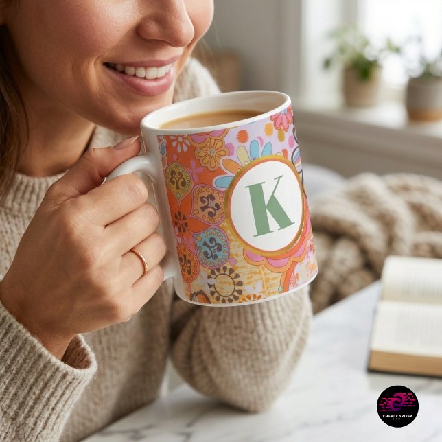 Retro-Blumen-Monogramm Groovy-Muster Kaffeetasse (Coffee tastes better with a little flower power ☕🌼)