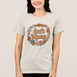 Retro-Blumenkranz "Soft Mama" Groovy-Typografie Tri-Blend Shirt